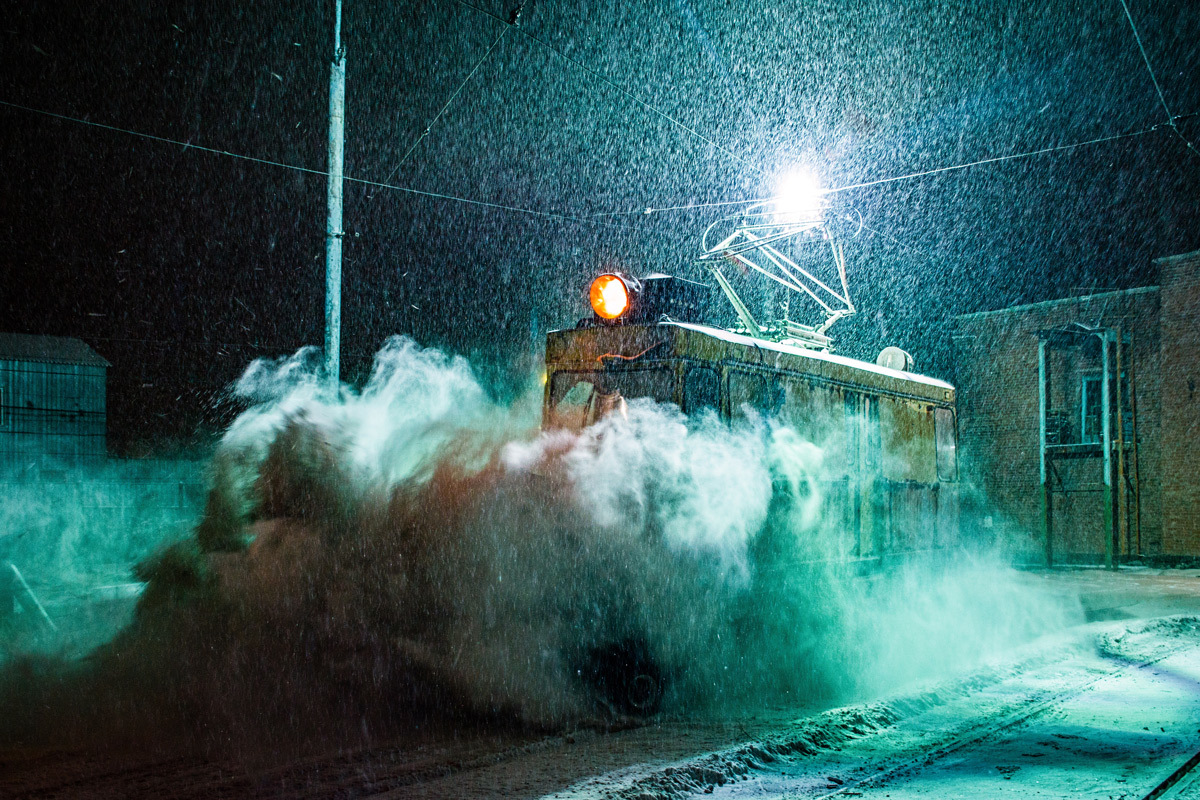 Трамвай-снегоуборщик за работой | Пикабу