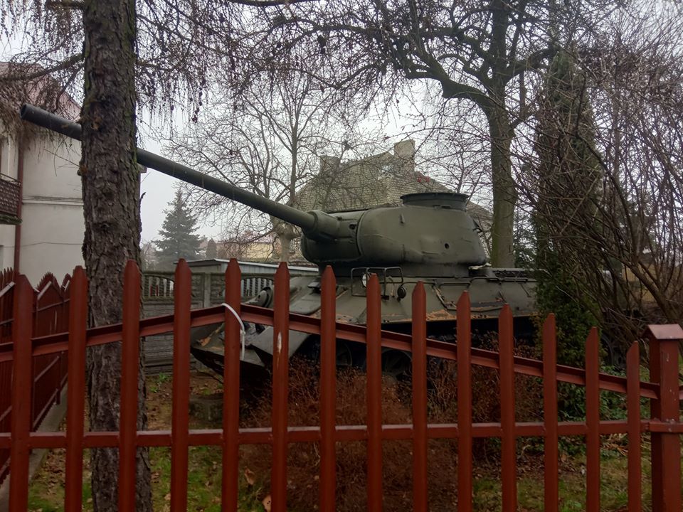 You’re walking around the city like this, and from behind the fence, “Psst, guy! Is there diesel fuel???” - Tanks, Psss guy, T-34, t-34-85