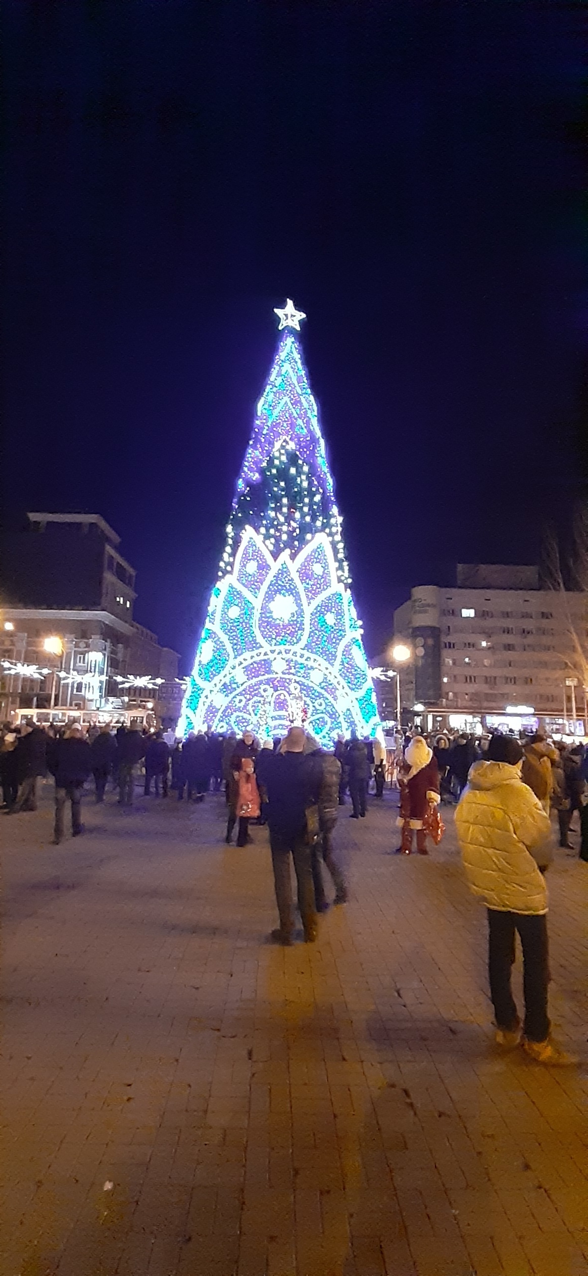 Lenina sq. Donetsk - My, Photo on sneaker, Donetsk, Longpost, Christmas tree, Christmas trees