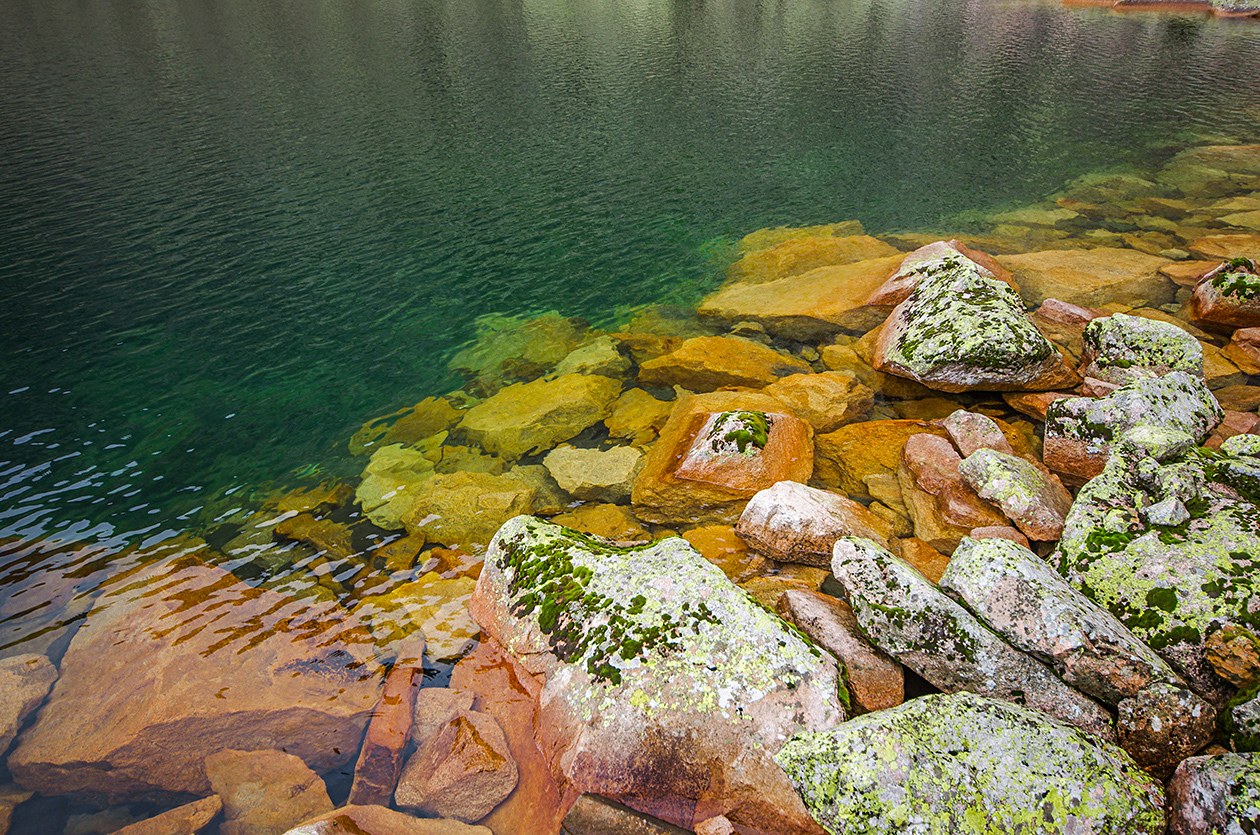 Большой камень озера. Озеро восьмерка Ергаки. Озеро восьмерка Гурзуф. Билык Хакасия озеро каменный берег. Озеро камни.
