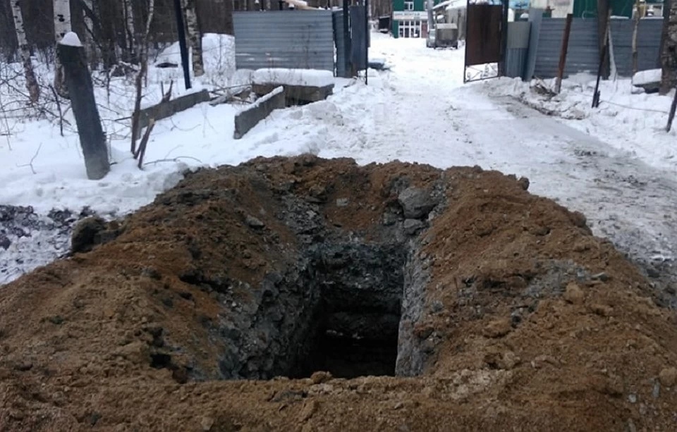 In Yekaterinburg, a pensioner was buried in the asphalt in the middle of the road - Yekaterinburg, Cemetery, Funeral, Retirees, Longpost