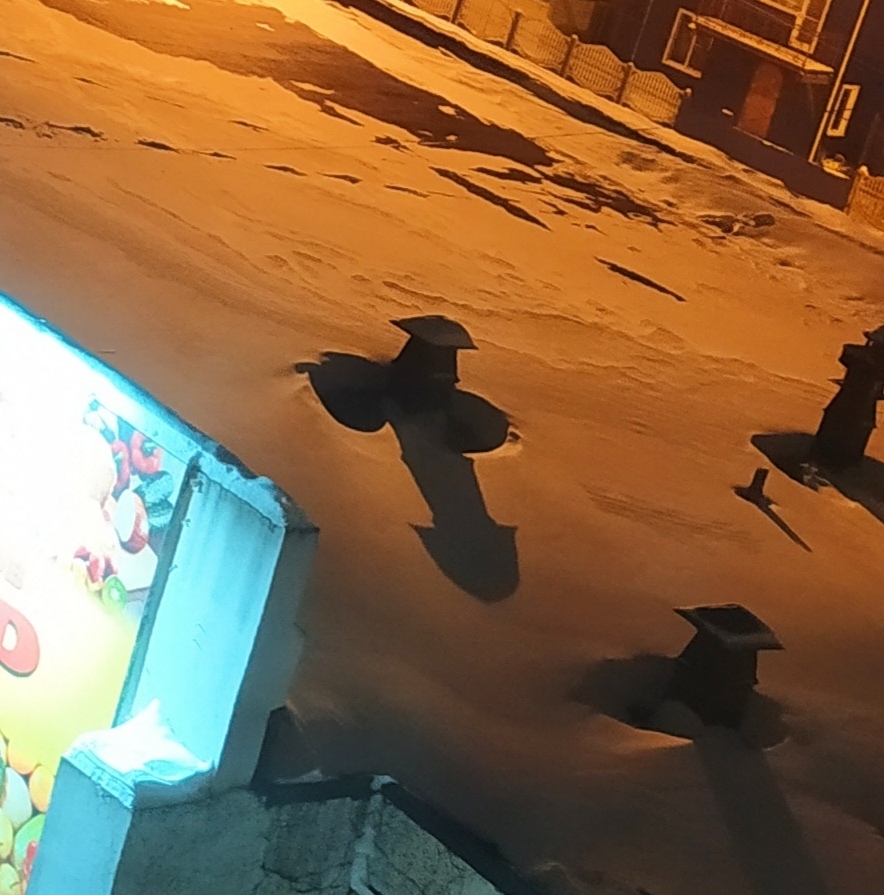 It seems to me, or is the snow on the roof hinting at something to me...? - My, Suspicious, Snow, Roof, The photo, Photo on sneaker, Penis, It seemed, Longpost