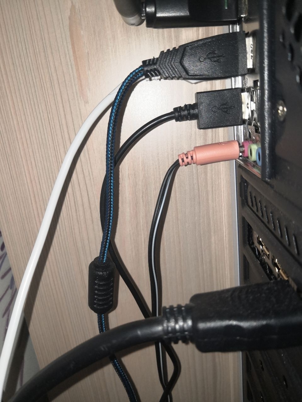 The aux is not completely inserted into the system unit, about 5 mm remains. The photo shows an example with a microphone jack - My, Computer help, Assembling your computer, Aux, Audio engineering