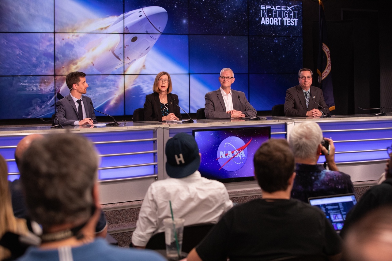 Press conference dedicated to the testing of the In-Flight Abort of the Crew Dragon ship - Spacex, Falcon 9, Dragon 2, Elon Musk, Space, Starliner, NASA, Boeing, Longpost