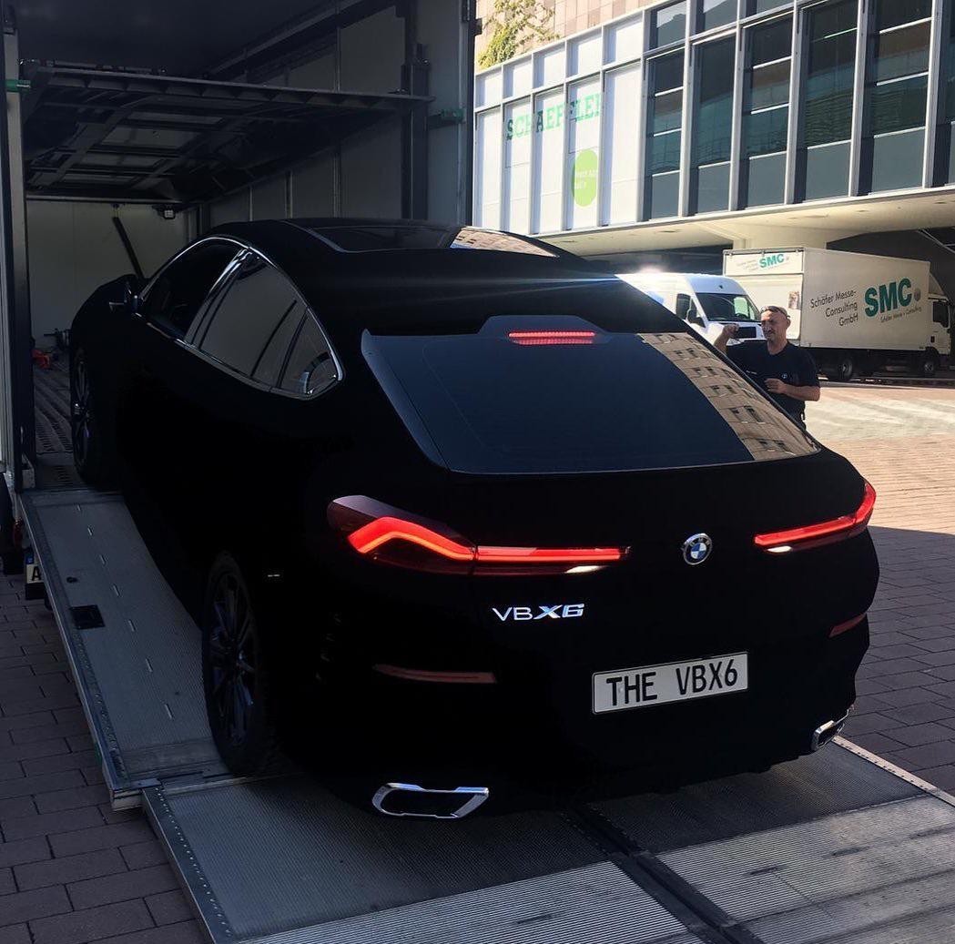 Первый автомобиль (BMW X6), окрашенный Vantablack, одним из самых мрачных  из известных веществ, который поглощает 100% света | Пикабу