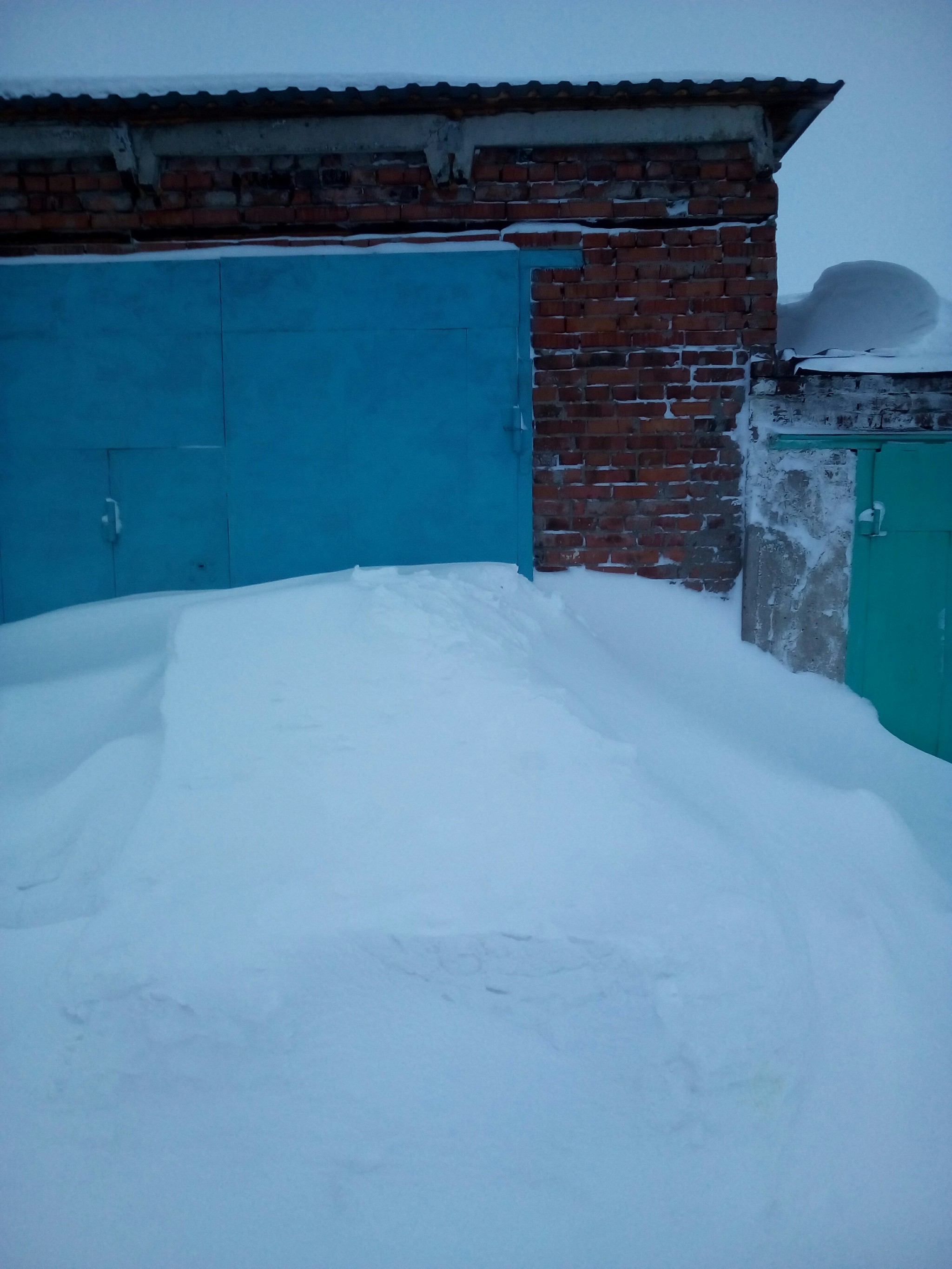 Breakthrough into the garage. (White captivity) - My, Snow, Garage, Photo on sneaker, Longpost