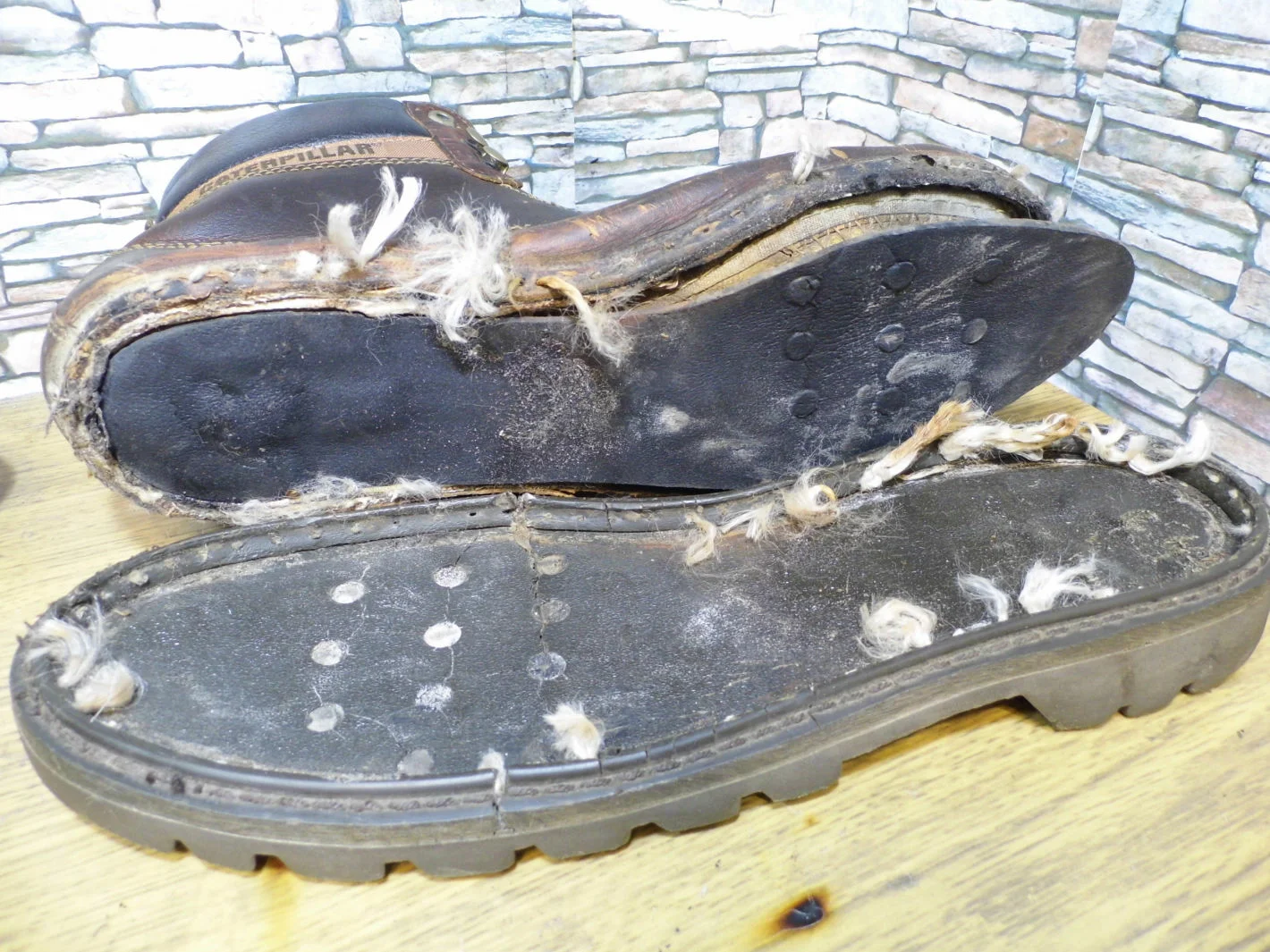 Трещины на ботинках. Трещина на подошве обуви. Рассохлась подошва обуви. Треснула подошва на обуви. Туфли подошва лопнула.