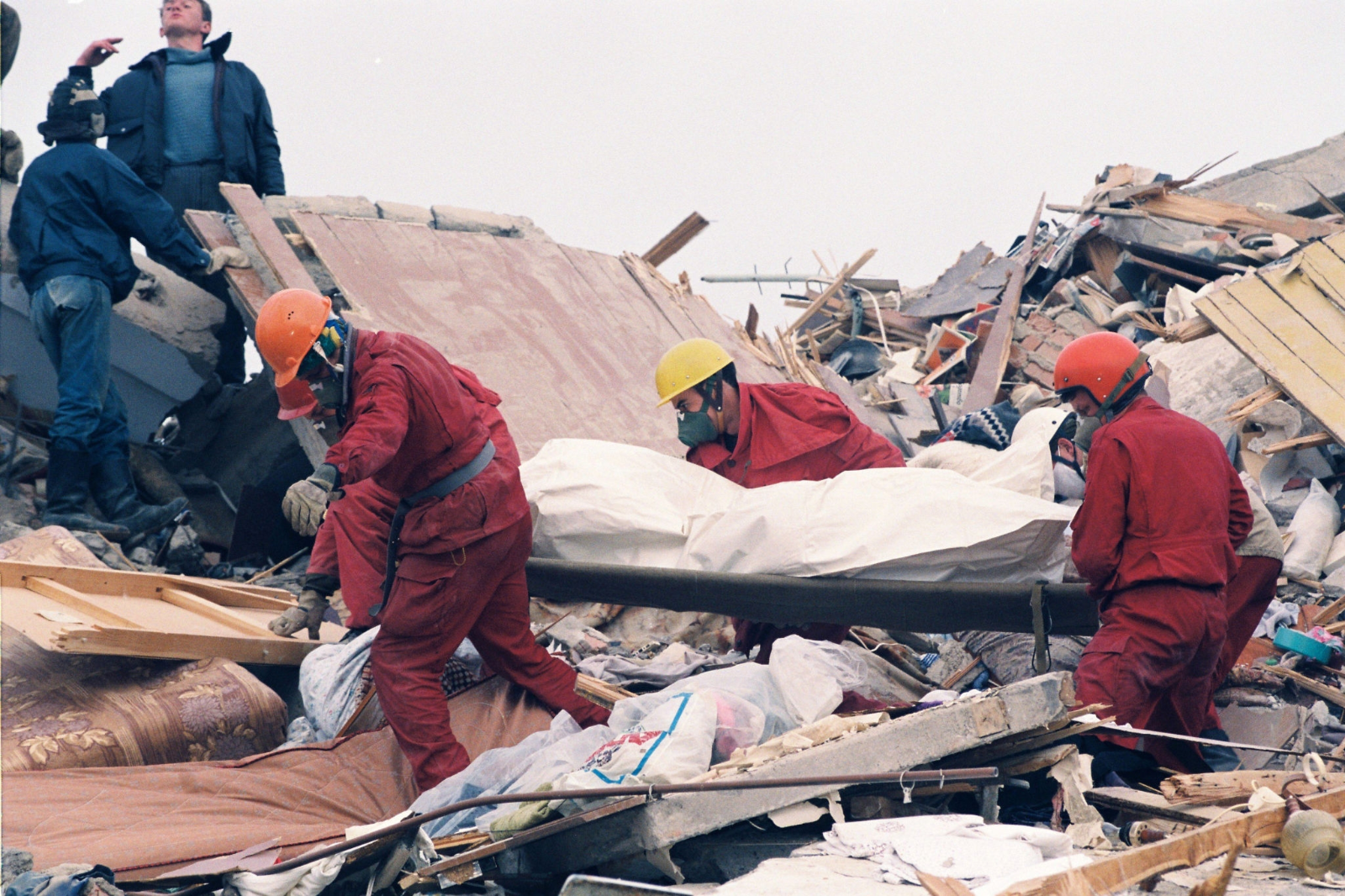 Землетрясение на Сахалине 1995 Нефтегорск. Землетрясение 1995 года в Нефтегорске. Нефтегорск землетрясение 1995 жертвы.