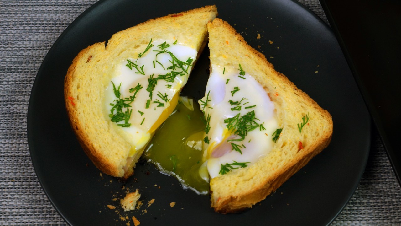 Как приготовить горячий сэндвич на сковороде с яйцом на завтрак