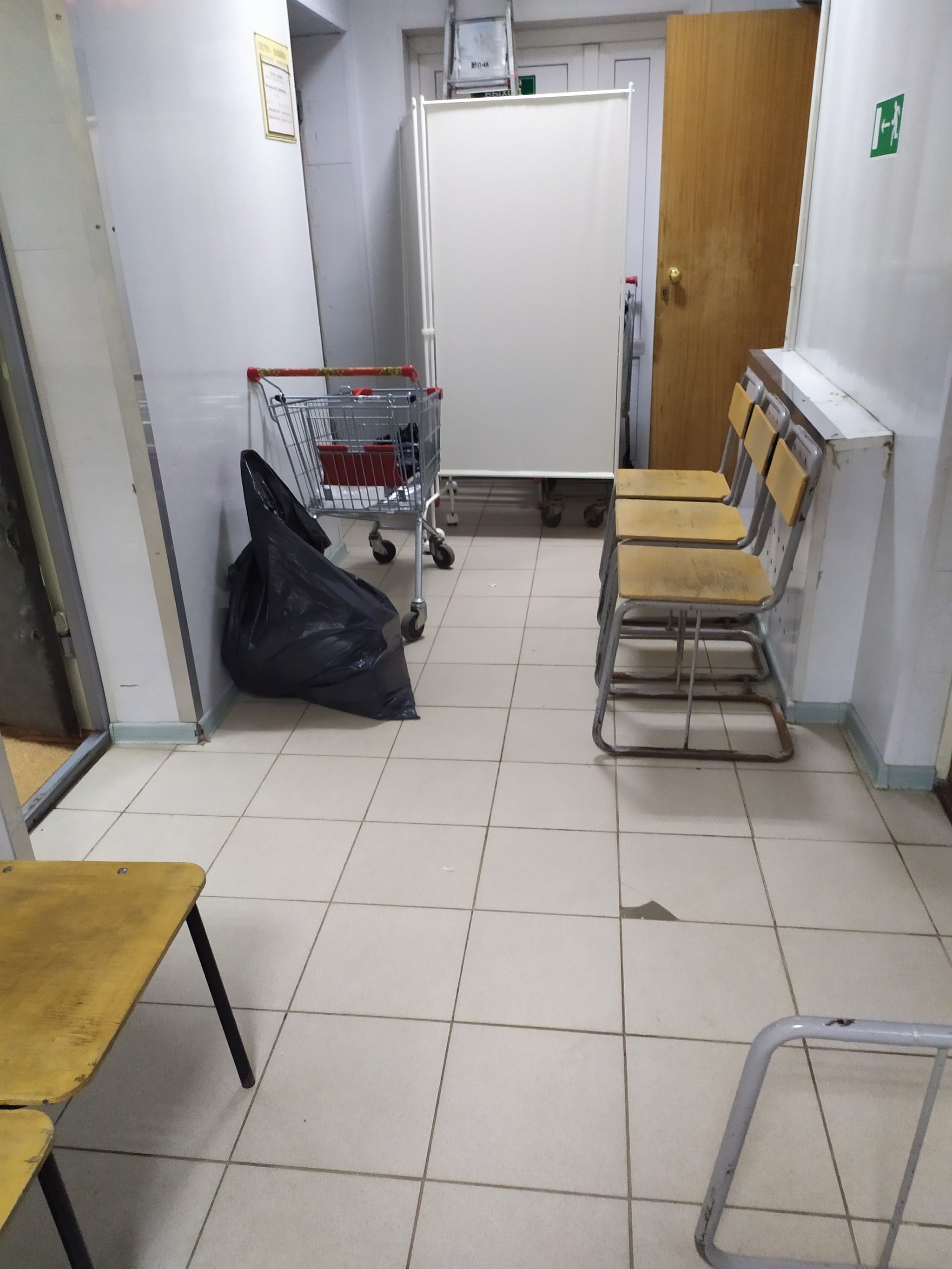 Использование тележек в городской больнице | Пикабу