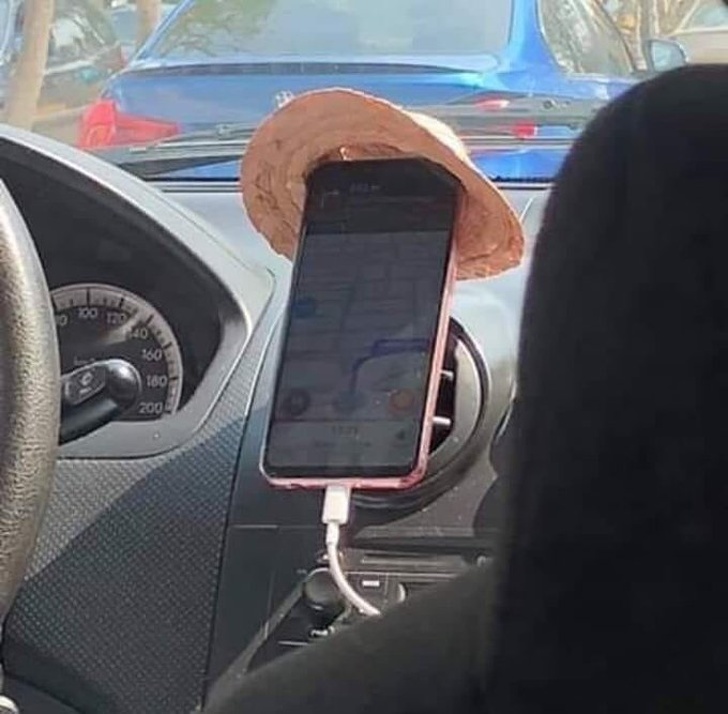 Mimimi - Mobile phones, Sun protection, Panamanka, Milota, Dashboard, Car, The photo