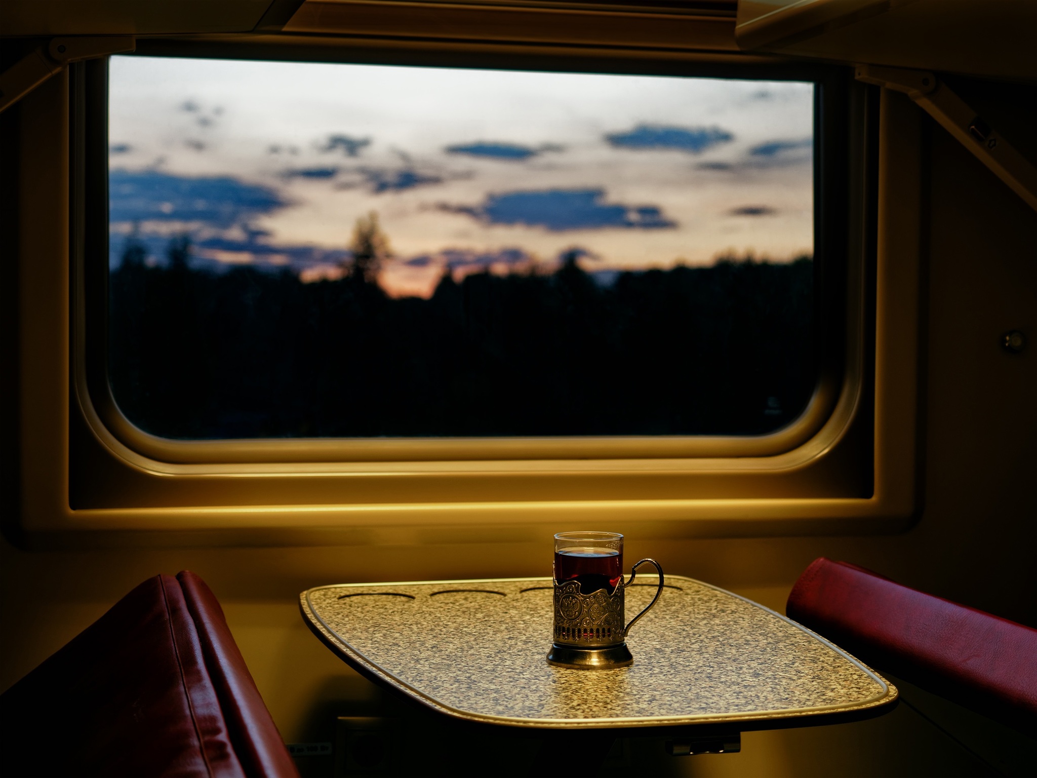 Вагон поезда сверху. Окно поезда. Окно вагона. Вид из окна поезда. Столик в купе поезда.