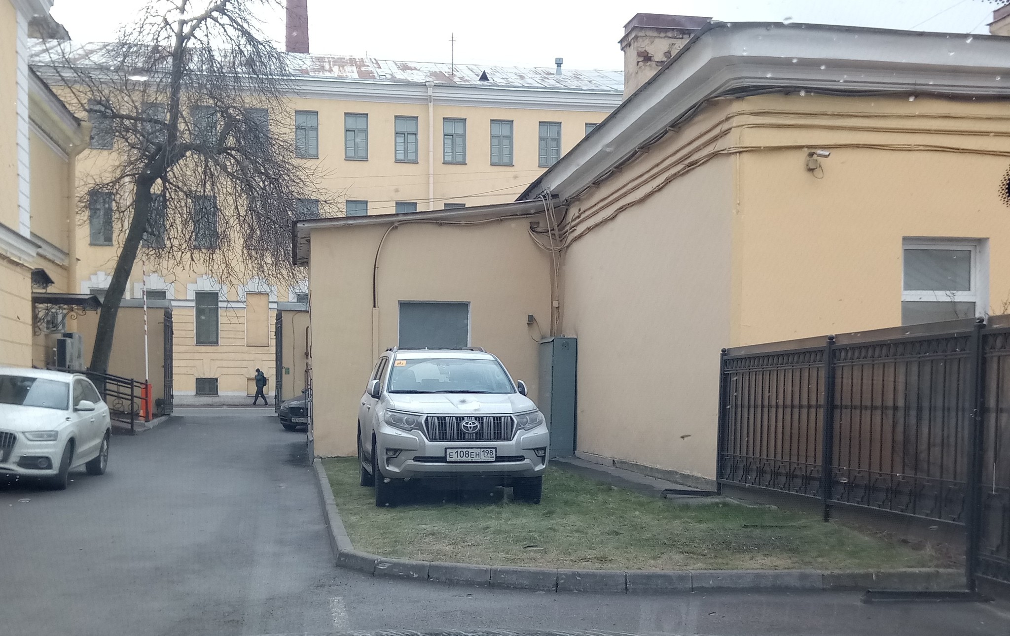 Where is this damn disabled person? - My, Picture with text, Humor, Parking, Lawn, Moonshiners, Referral, Неправильная парковка