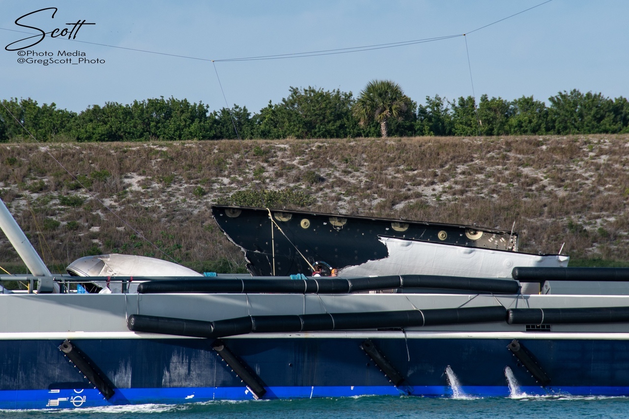 OCISLY platform and fairing boats at Port Canaveral - Spacex, Falcon 9, Cape Canaveral, Longpost