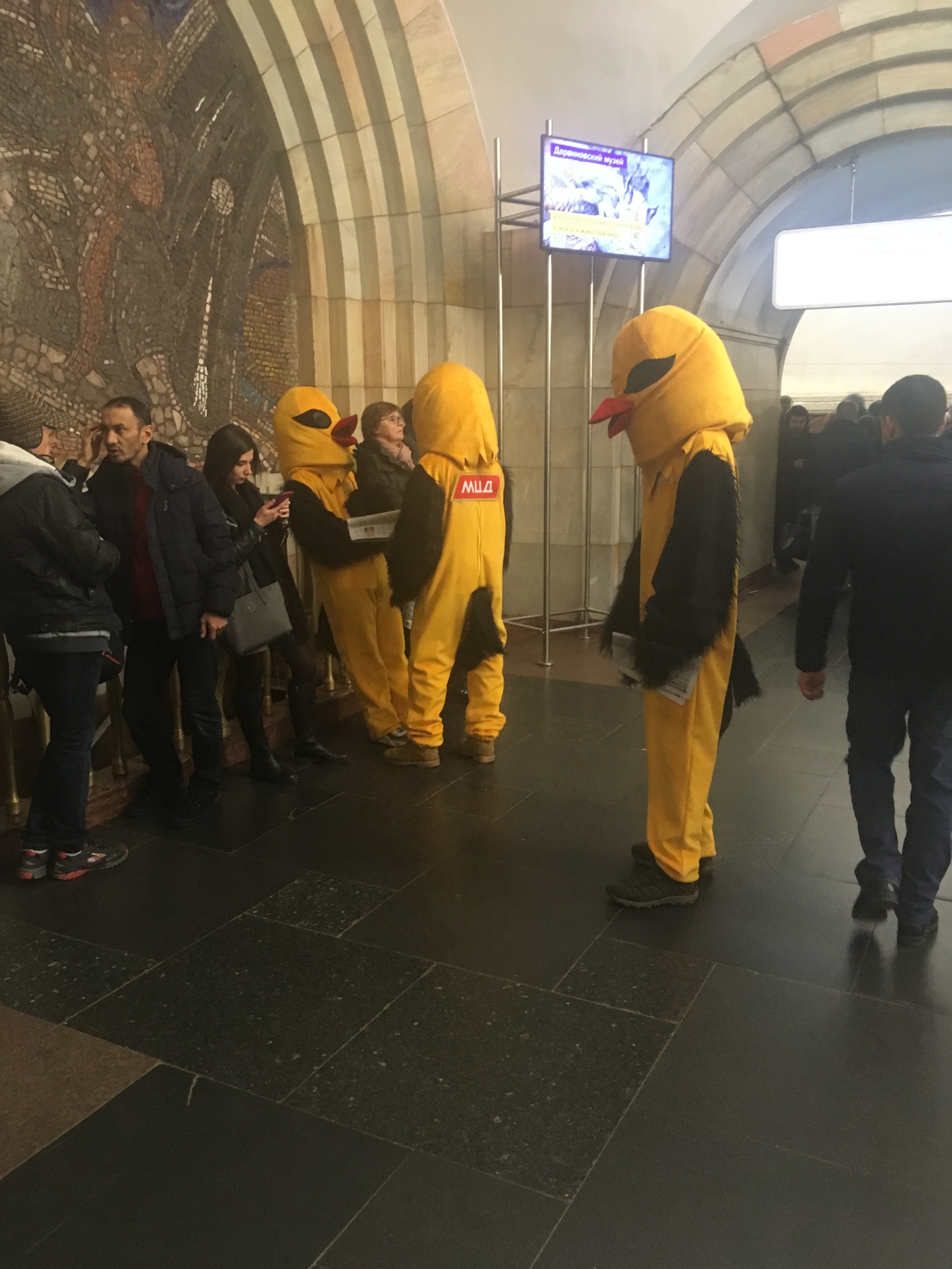 Петухи и странное промо МЦД... - Моё, Реклама, МЦД, Московское метро, Промо, Петух