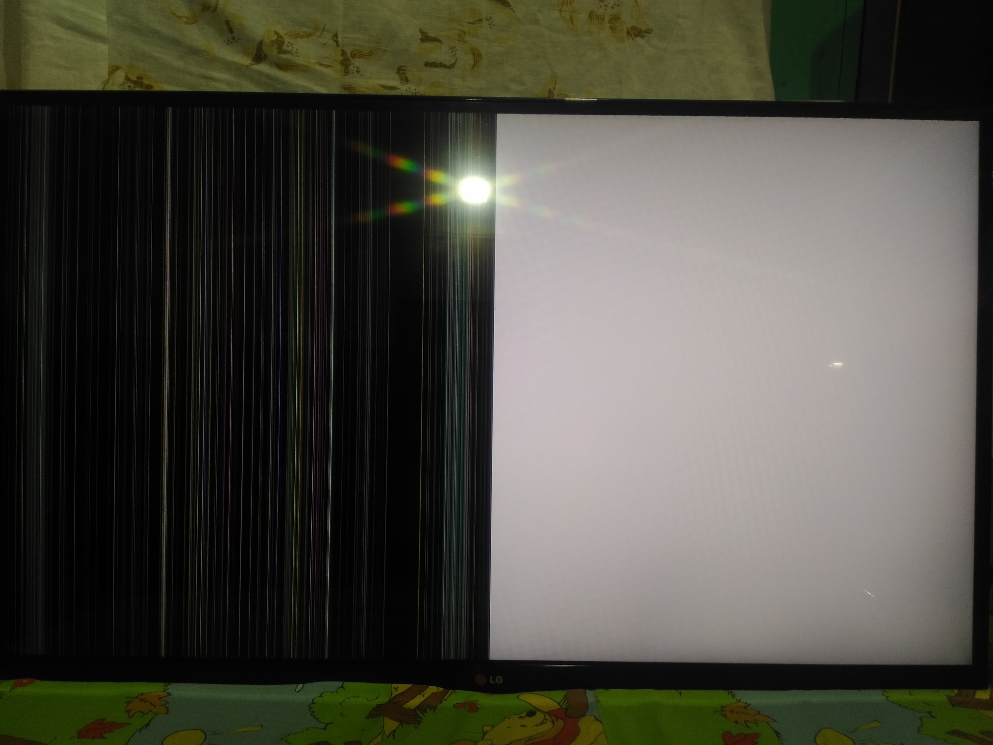 Вертикальные полосы на телевизоре lg. LG 42ln655v. Вертикальные полосы на экране телевизора LG 32ln541u. Горизонтальные полосы на экране LG 42lm580t. LG 42lm620t-ze засвеченные вертикальные полосы.
