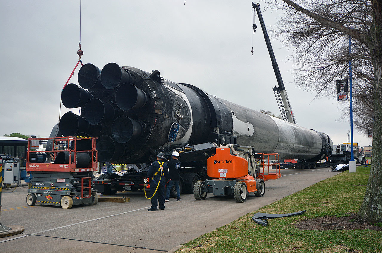 SpaceX puts Falcon 9 rocket on display at Space Center Houston - Spacex, Falcon 9, Cosmonautics, Longpost