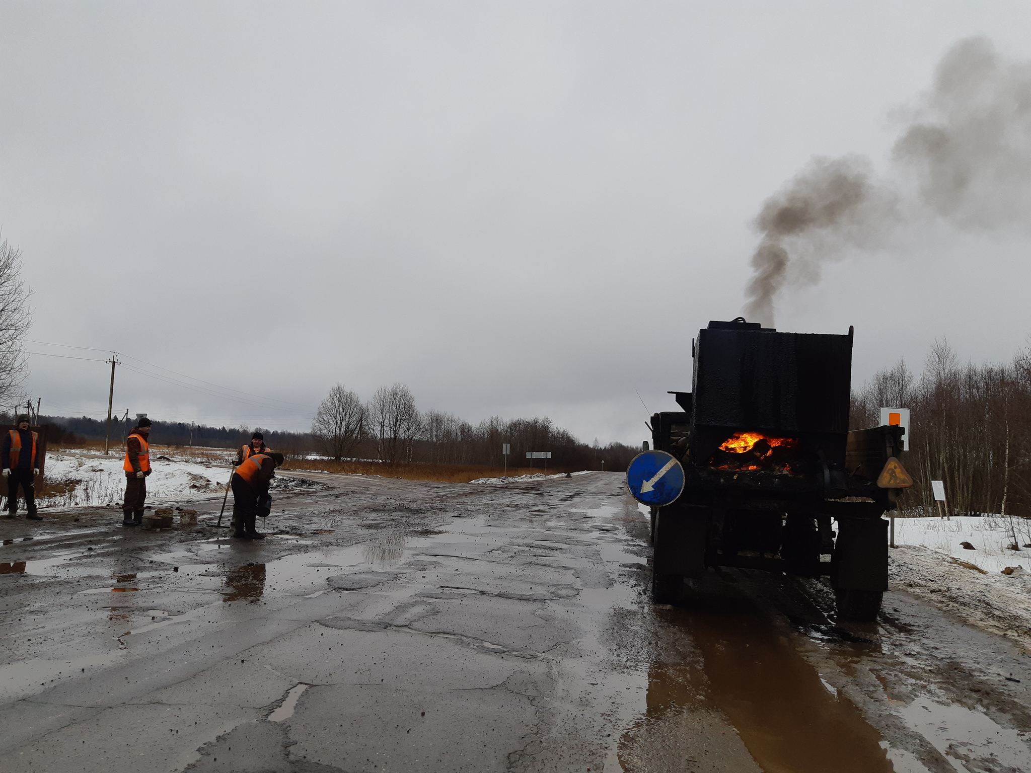 Pit, puddle, bitumen, crushed stone. How roads are repaired in the Yaroslavl region - My, Road repair, Yaroslavl, And so it will do, Video, Longpost