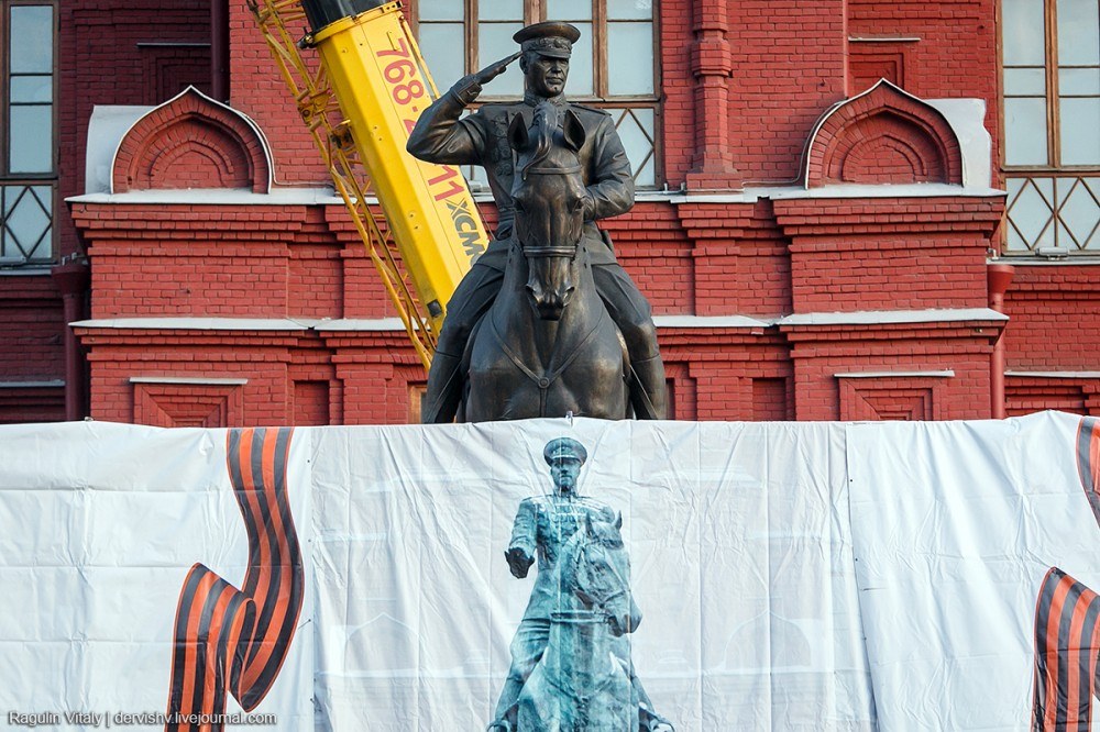 Что такое гур на памятнике жукову. Памятник Жукову в Москве на Манежной площади. Памятник маршалу Жукову на Манежной площади тень.