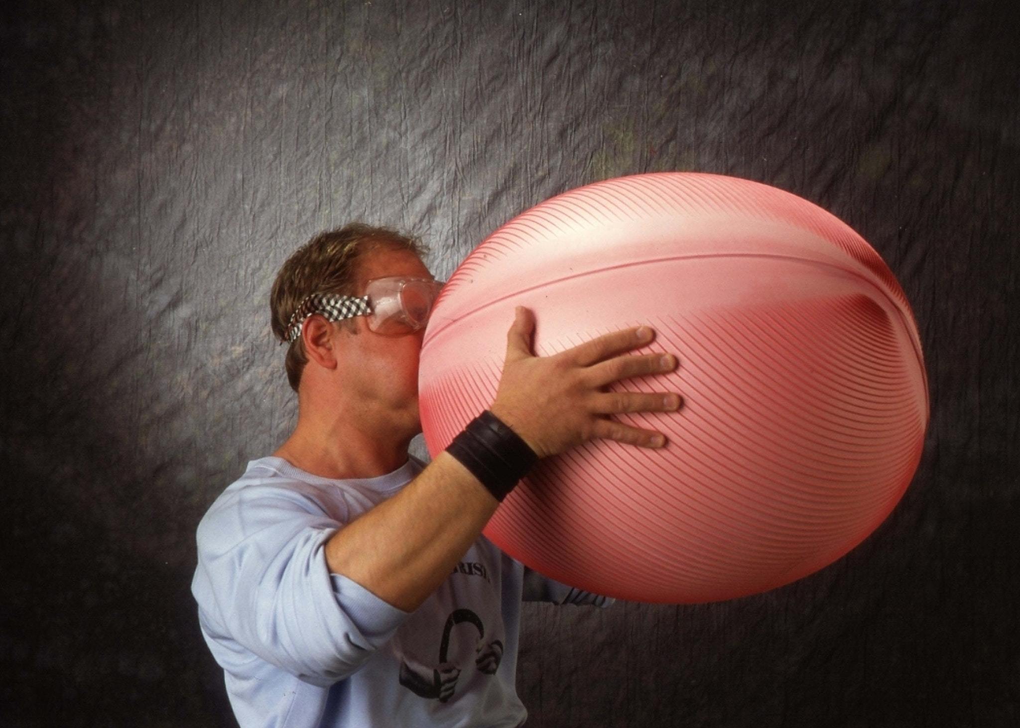 Почему шар сдувается. Надувает шарик. Надувает воздушный шар. Человек надувает шарик. Надувание мяча.
