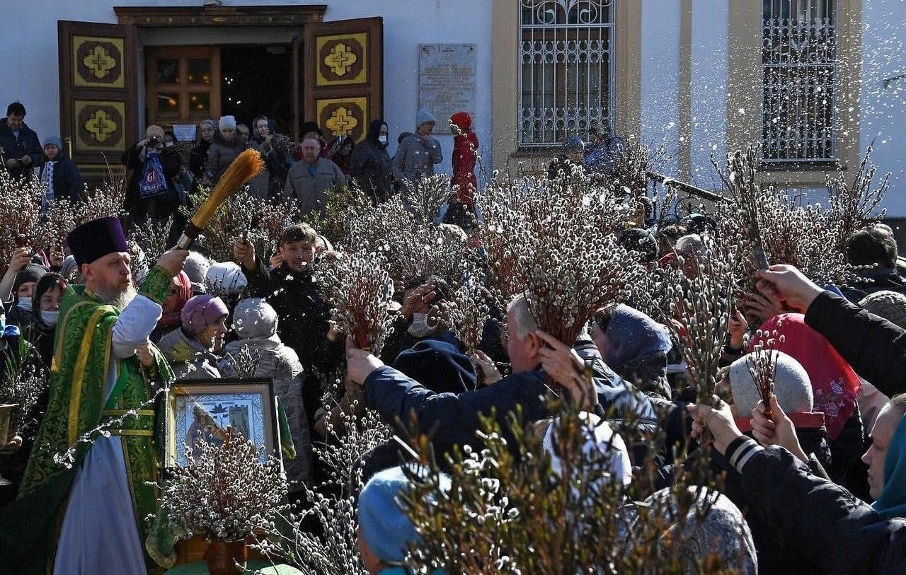 Несмотря на призыв Правительства остаться дома, сегодня верующие по всей  стране пошли в храмы, отмечать «Вербное воскресенье» | Пикабу