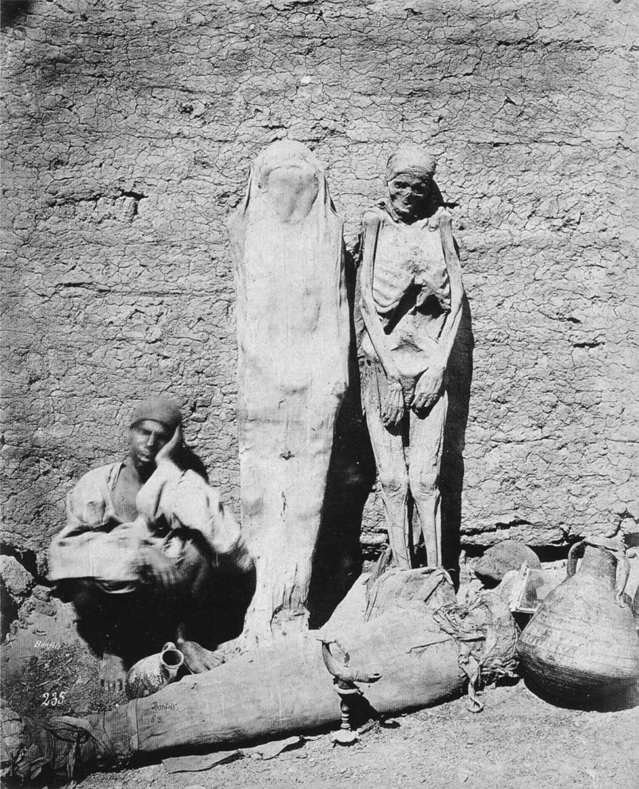 Mumiy merchant (sitting on the left) in Egypt, 1865 - Egypt, Mummy