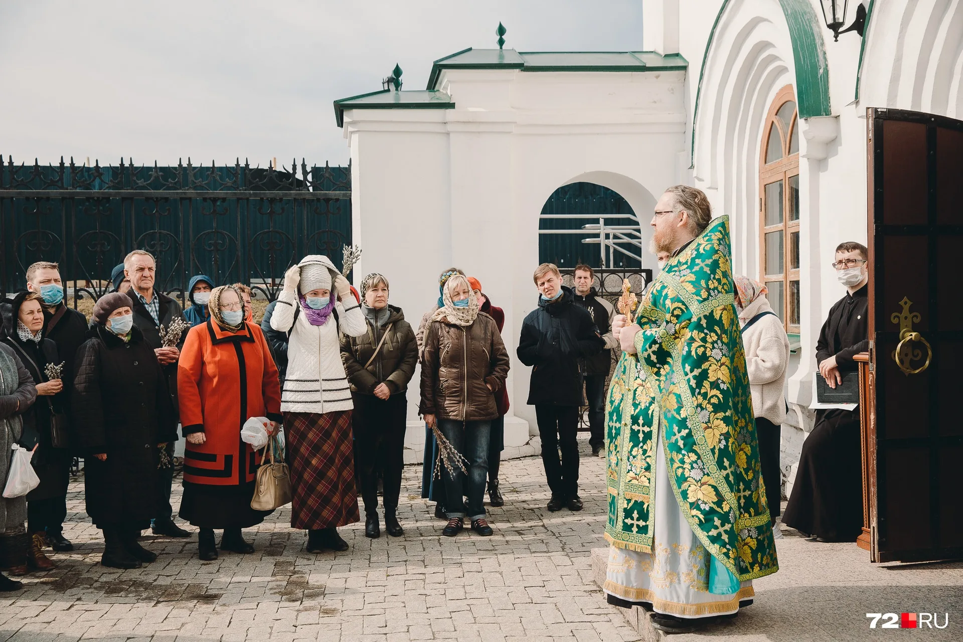 прихожане в храме