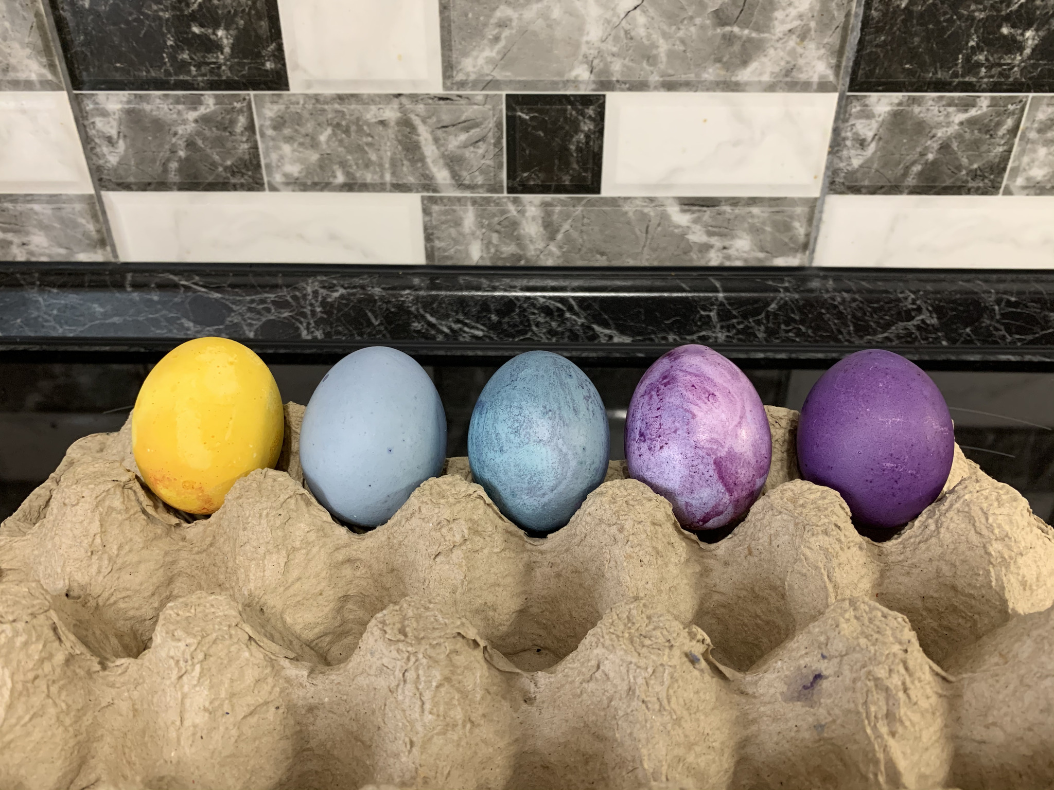 Яйцами на Пасху можно отравиться, если неправильно их покрасить. Какие способы опасны?