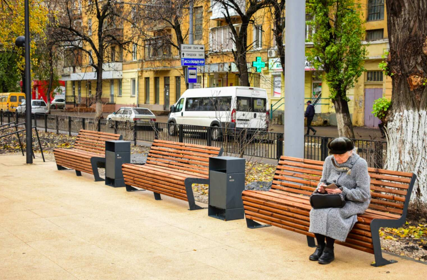 Сделать на улице. Сквер на улице Рахова Саратов. Бульвар на улице Рахова Саратов. Саратов лавочки на аллее Рахова. Илья Варламов общественные пространства.