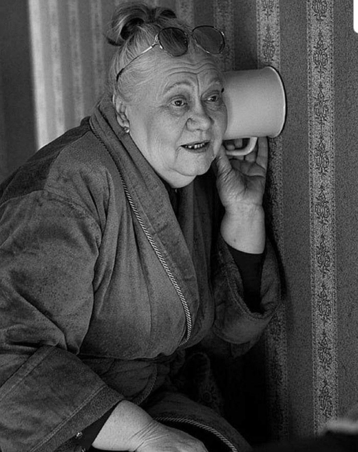 Злой сосед старый. Старая женщина. Девушка подслушивает. Любопытная женщина. Соседка подслушивает.