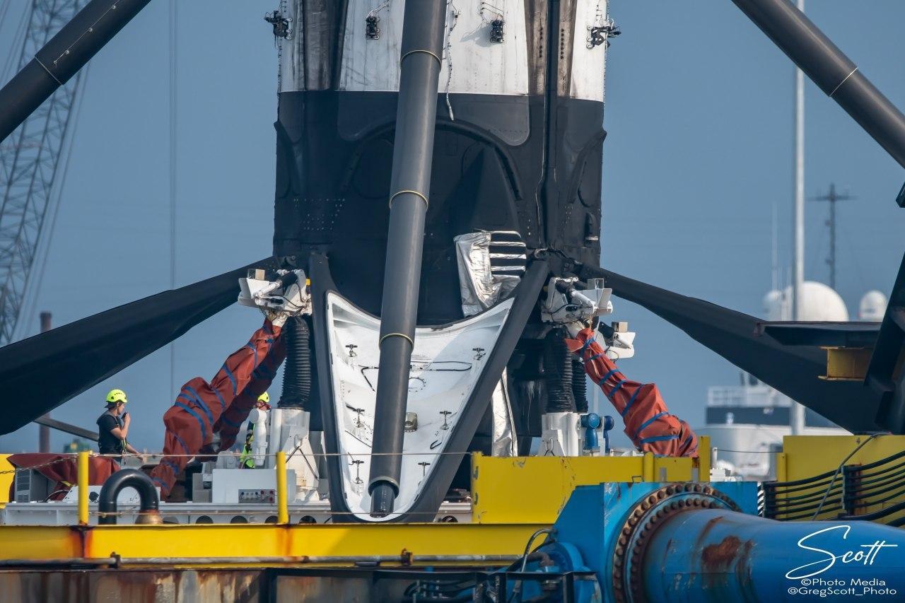 Falcon 9 B1051.4 at Port Canaveral after its fourth flight - Spacex, Falcon 9, Cape Canaveral, Longpost