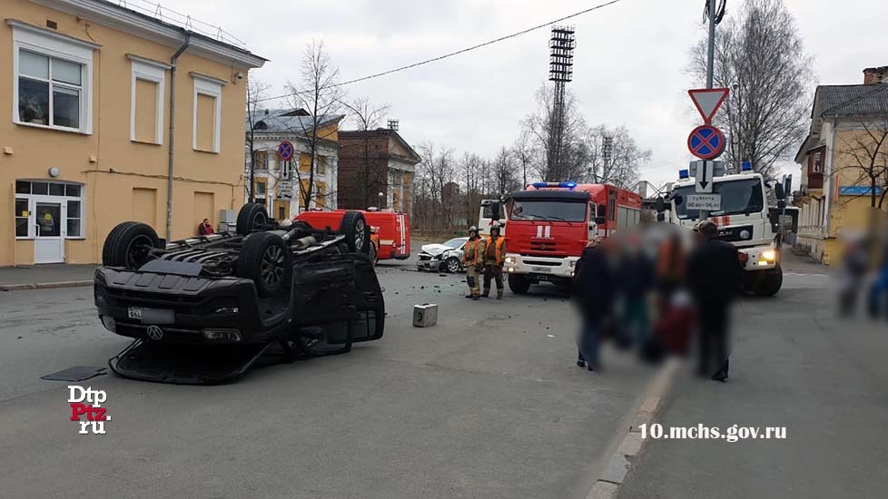 Легковушка завалила внедорожник на перекрестке в Петрозаводске - ДТП, Карелия, Петрозаводск, ПДД, Видео, Длиннопост