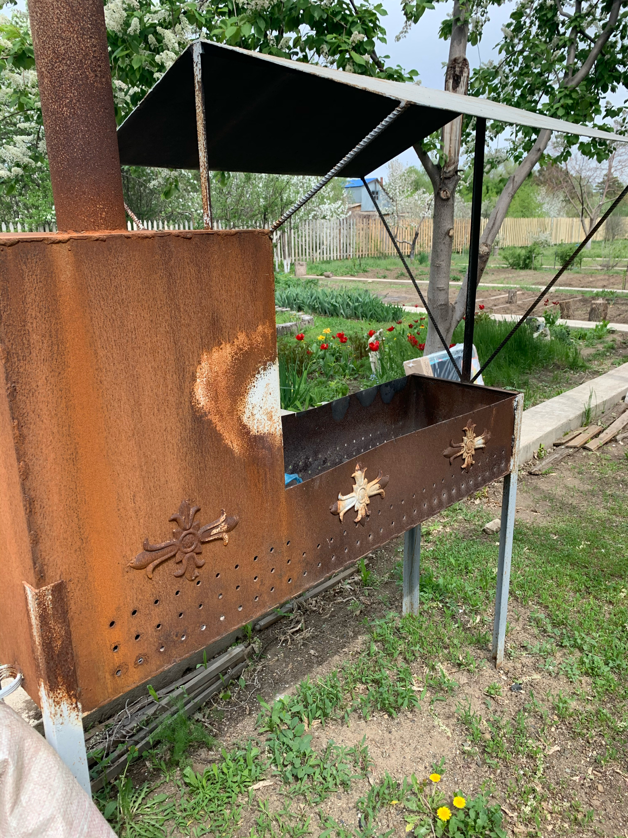 The work of a master, appreciate it! A friend works as a welder, sent a photo of his Grill, May, all the work I took a photo on Beeline slippers - My, Brazier, The photo