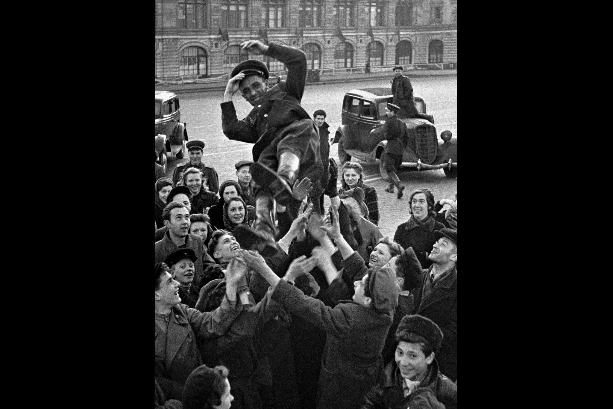 How Muscovites greeted the winners. Izvestia Archive - Victory Day, May 9 - Victory Day, The Great Patriotic War, Historical photo, News, Remember, Chronicle, Longpost