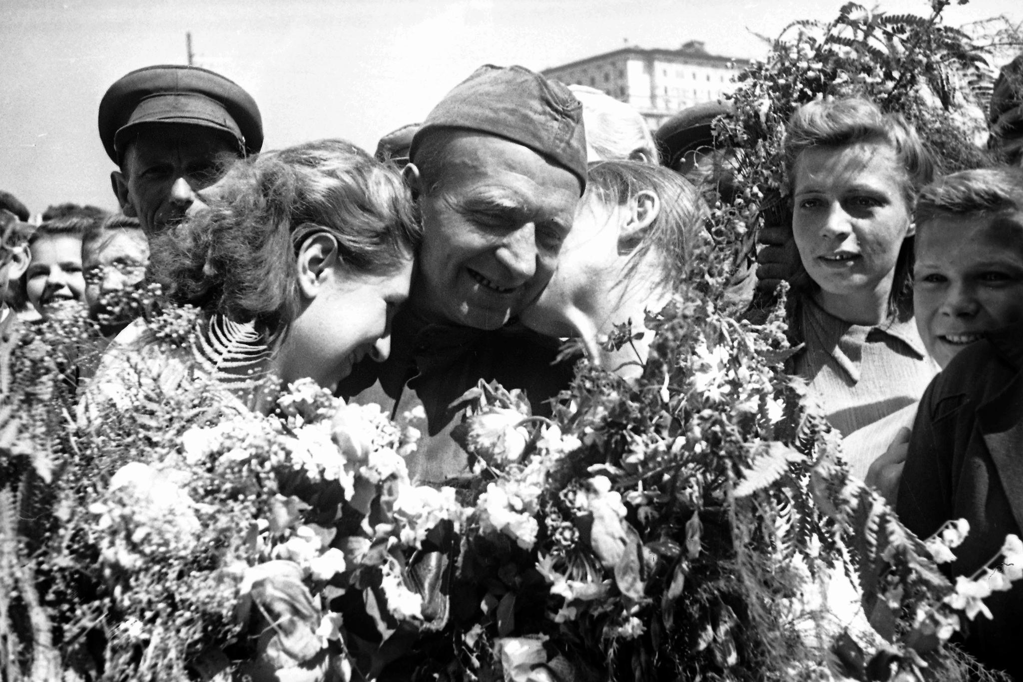 How Muscovites greeted the winners. Izvestia Archive - Victory Day, May 9 - Victory Day, The Great Patriotic War, Historical photo, News, Remember, Chronicle, Longpost