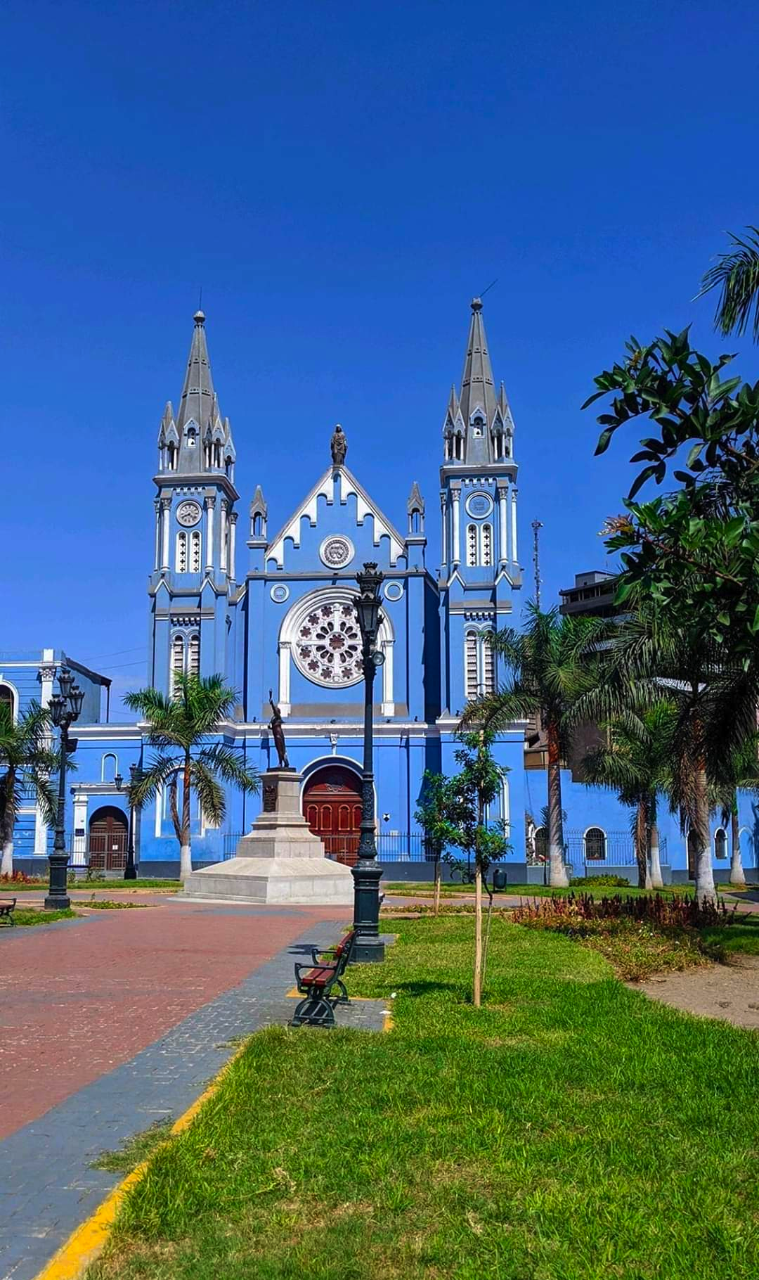 This Church in Peru Looks Like Its Textures Didn't Load - Church, Textures, Illusion, Optical illusions, Peru, The photo, Color, Lima