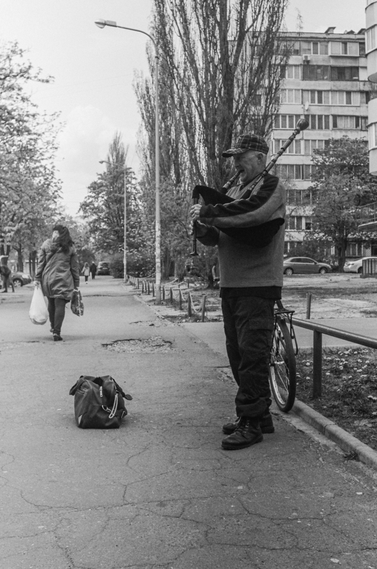 Не каждый день услышишь волынку на улицах спального района - Моё, Фотопленка, Волынка, Уличные музыканты, Фотография, Черно-белое фото, Киев-19, Kodak, Длиннопост