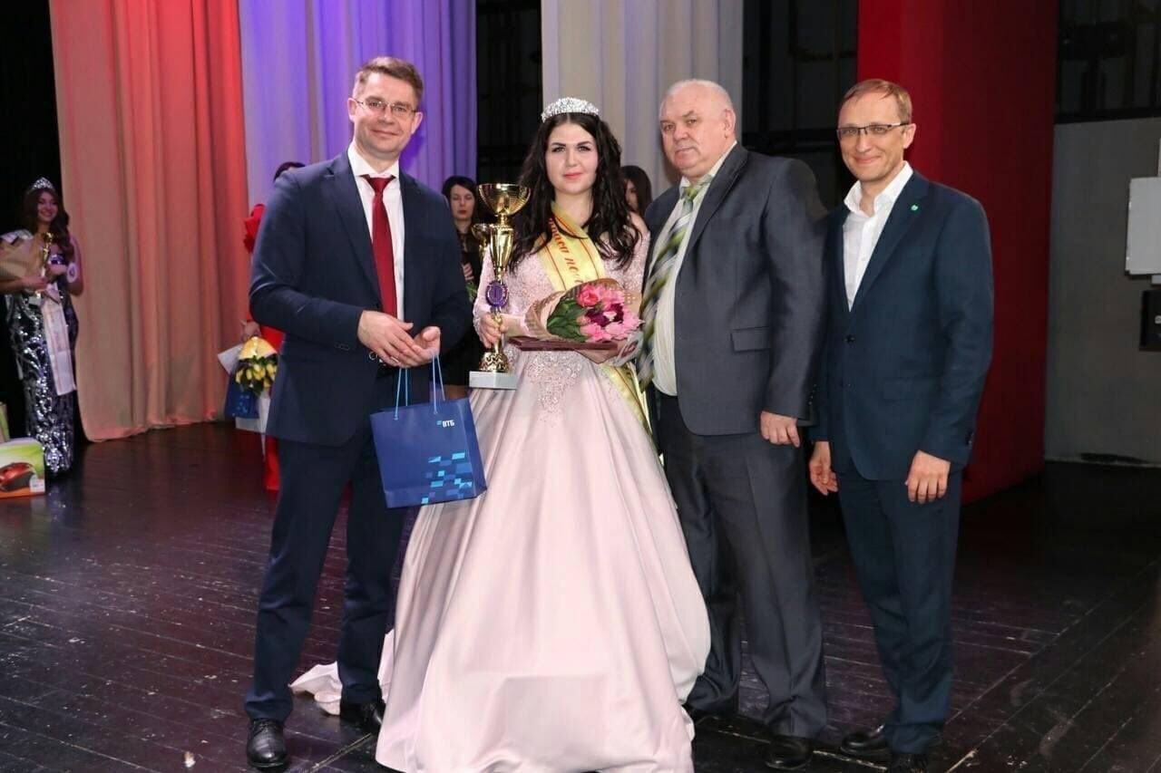 The winner of the “Beauty of the Police” competition with her father. General of the Ministry of Internal Affairs - Beauty contest, Police, Longpost