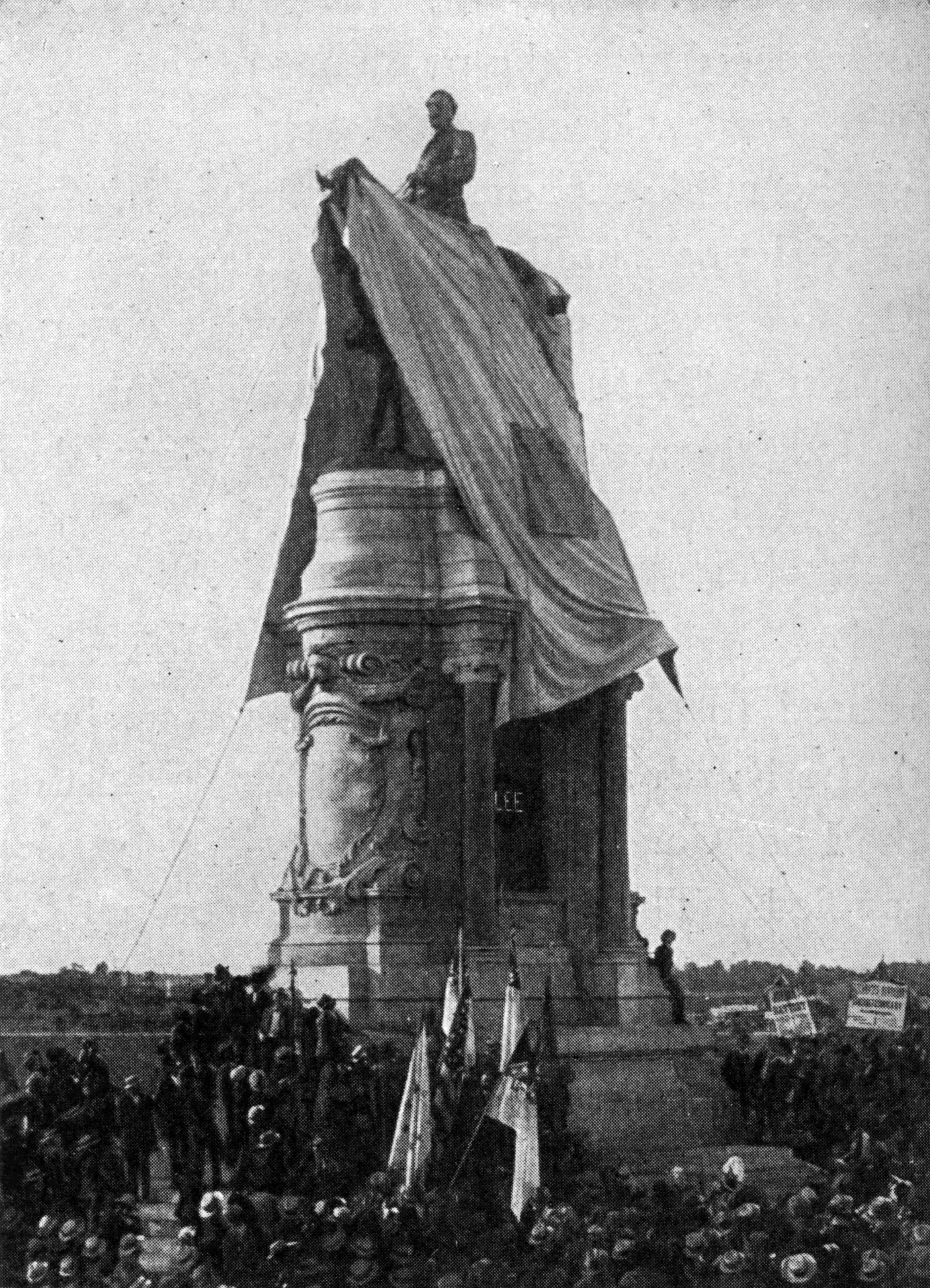 Black citizens of the United States achieved the demolition of the stunningly beautiful monument to General Lee with a 130-year history - USA, Death of George Floyd, Longpost, Monument, Demolition of the monument, Politics, General Lee