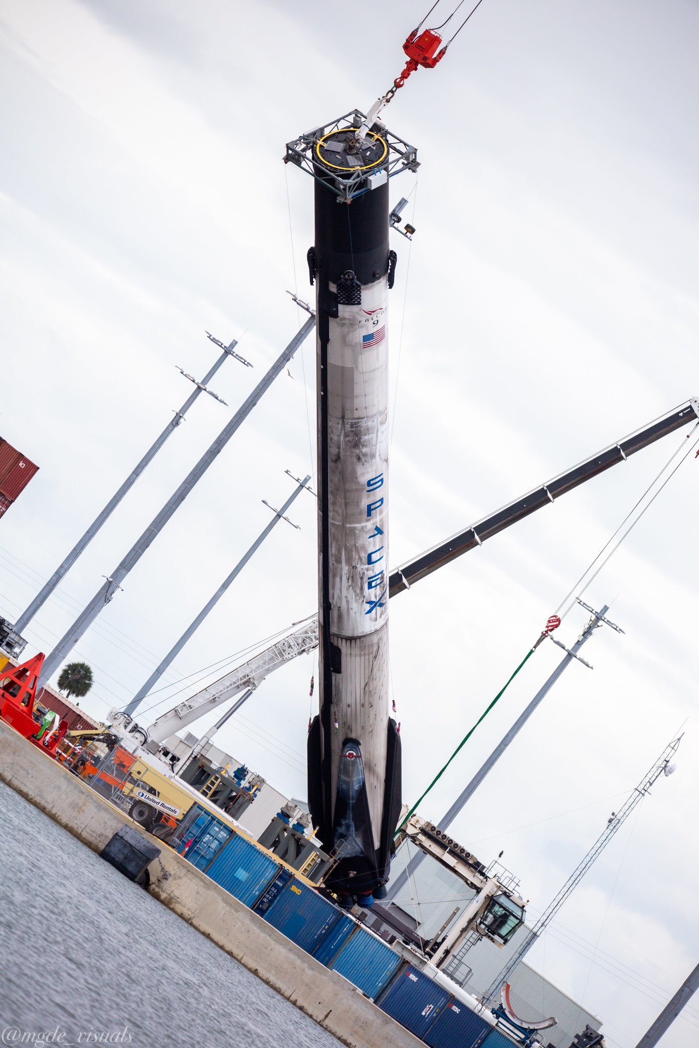 Falcon 9 B1058 была погружена на транспортёр и отправилась в ангар ...