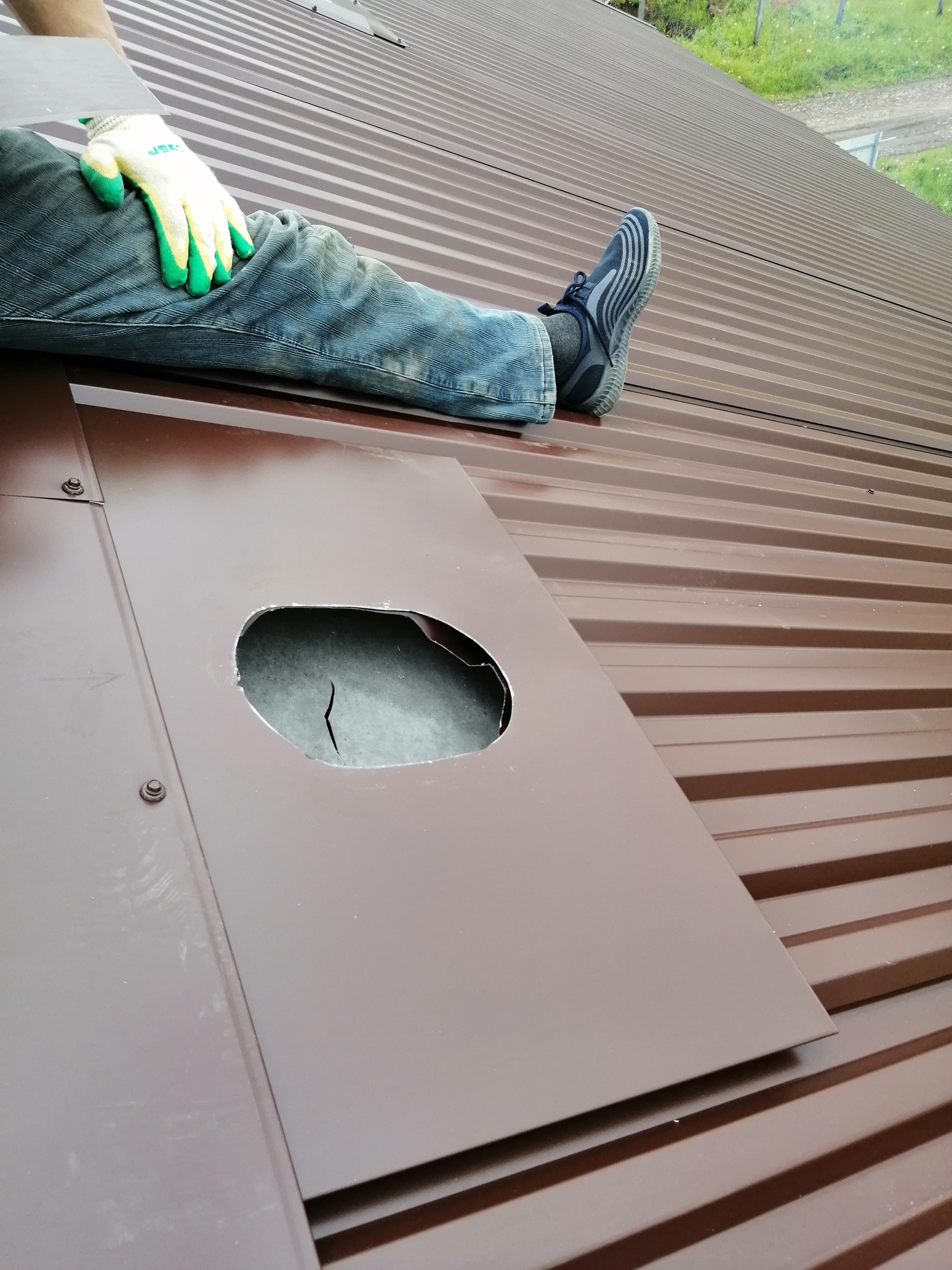 установка вентиляционного короба на крыше