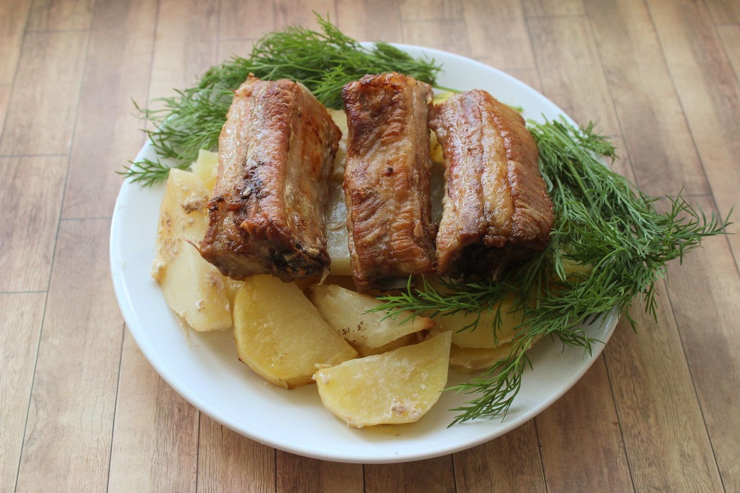 Рецепт приготовления свиных ребрышек с картошкой в духовке с фото приготовления