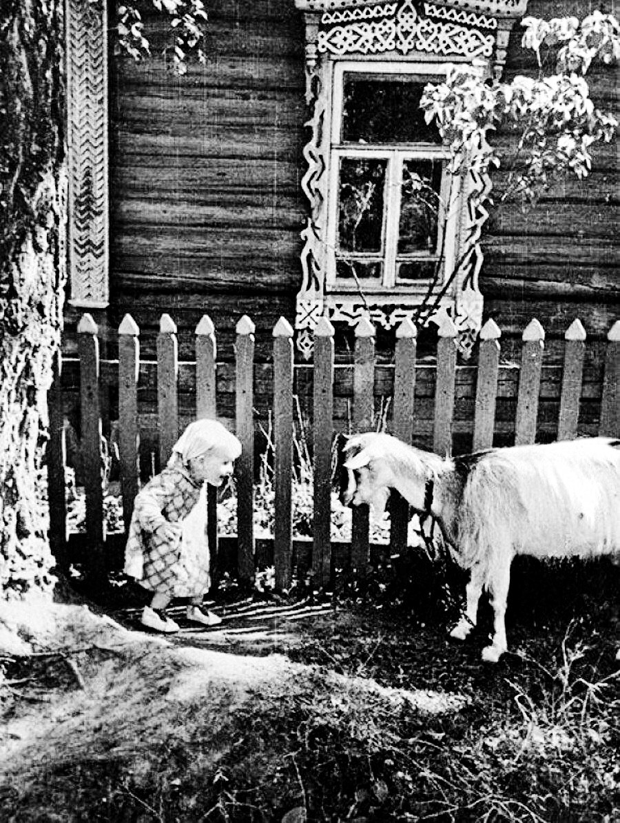 Yeah, I got it! - Black and white photo, Village, Children