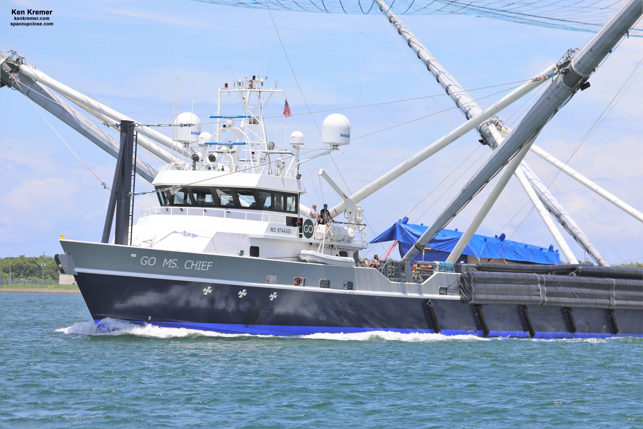 Two salvaged Falcon 9 fairing flaps arrived at Port Canaveral after the Starlink-8 mission - Spacex, Head fairing, Space, Falcon 9, Cape Canaveral, Blue origin, Longpost