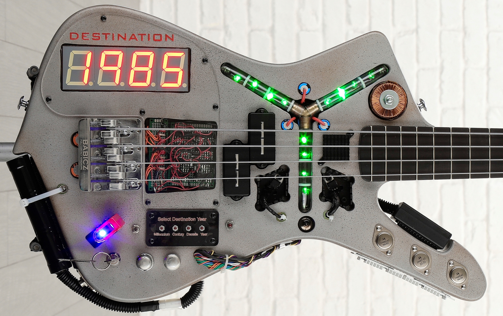 Bass guitar Back to the Future - Guitar, Musical instruments, Bas-guitar, Customization, Back to the future (film)