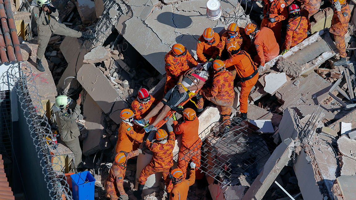 A student from Brazil sent a photo via Whatsapp from under the rubble of a collapsed building to reassure his family and fellow students. - Selfie, Brazil, Steel eggs, Collapse, Debris, Students