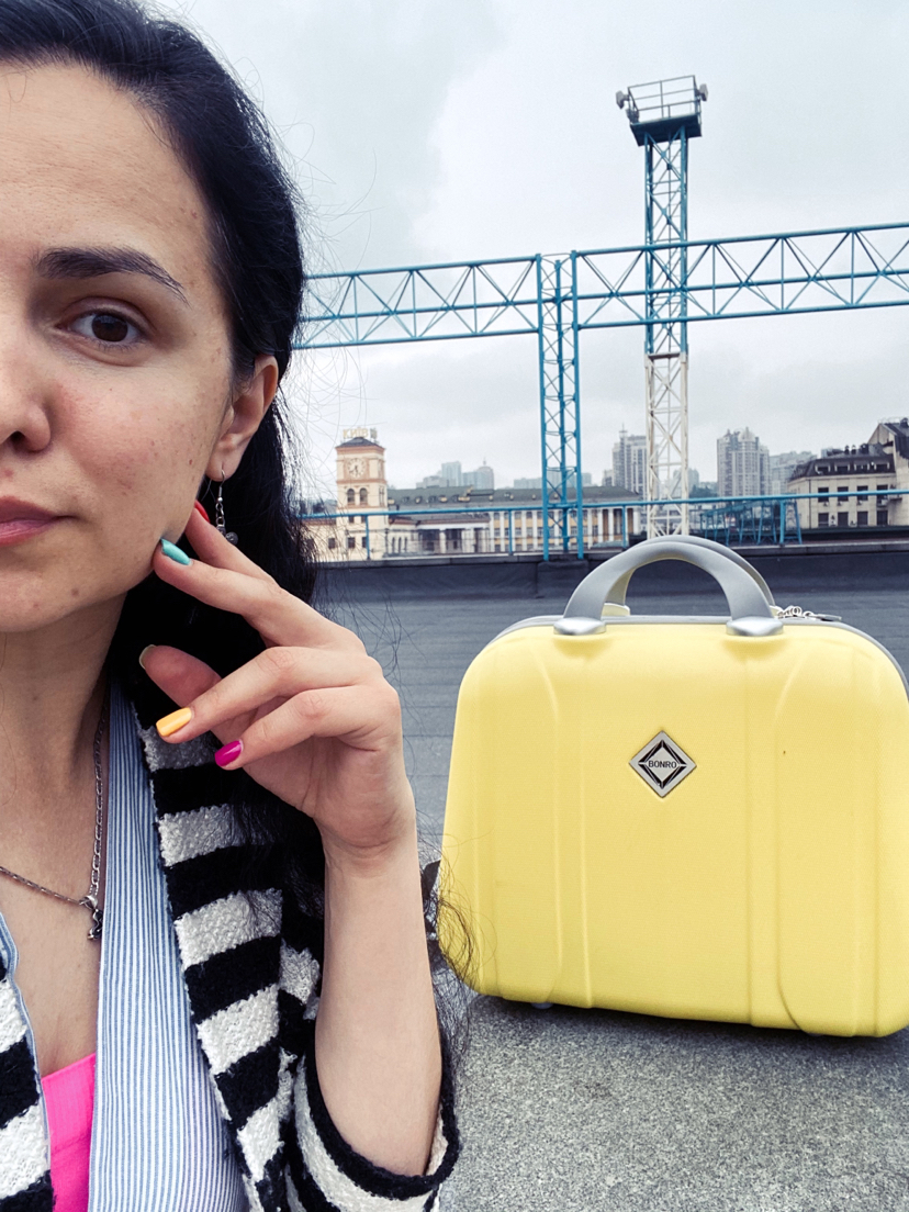 I bought a yellow suitcase - My, Fellow travelers, A train, Yellow suitcase