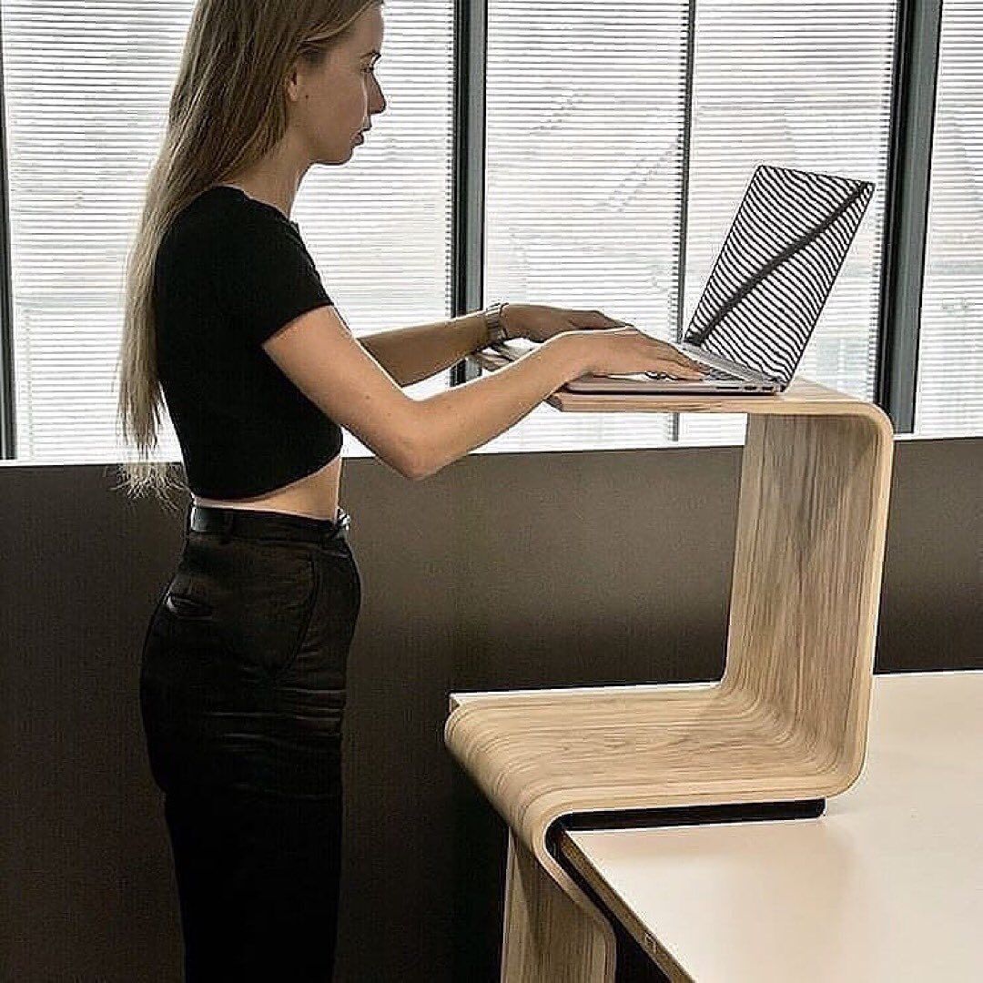 Стоячий столик. Столик для ноутбука стоя. Компьютерный стол стоя. Стол для работы стоя. Стол для ноутбука стоячий.