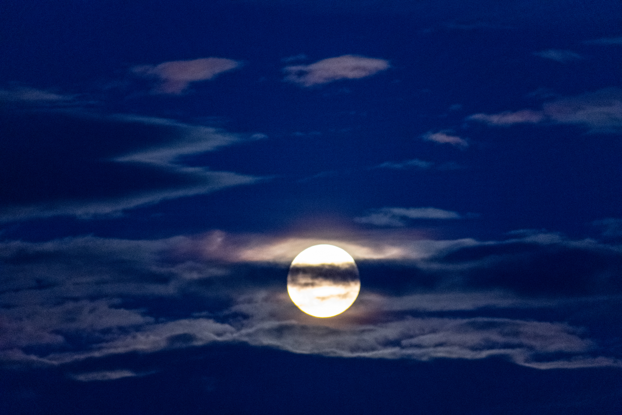 Луна между облаками