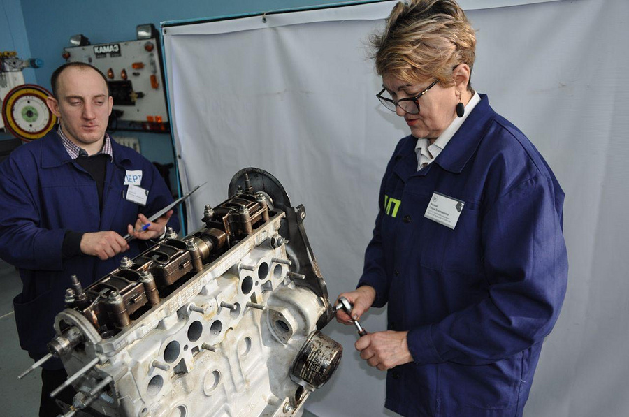 Queen of the Motor: how to teach students how to repair and tune cars at 70 years old - Auto, Motorists, Education, Retirees, Longpost